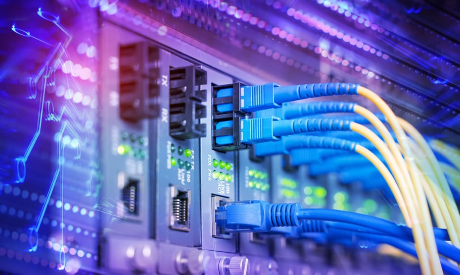 Network switch with patched fibre and copper uplinks
